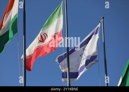 7 settembre 2024, Lido di Venezia, Veneto, Italia: Per ordine alfabetico, le bandiere di IRAN e ISRAELE fluttuano fianco a fianco come si vede sopra il tappeto in vista della cerimonia di chiusura della 81a Mostra Internazionale d'Arte cinematografica di Venezia a Lido di Venezia, Italia (Credit Image: © Mickael Chavet/ZUMA Press Wire) SOLO USO EDITORIALE! Non per USO commerciale! Foto Stock