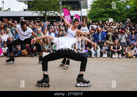 Londra, Regno Unito. 7 settembre 2024. Le Patin Libre con le loro prestazioni di pattinaggio a rotelle "Wheels and Cello" in rapido movimento. Il Dancing City Festival, di cui lo spettacolo fa parte, si è spostato da Canary Wharf e si svolge a Stratford e al Queen Elizabeth Olympic Park per la prima volta quest'anno. Fa parte del Greenwich Docklands International Festival. Crediti: Imageplotter/Alamy Live News Foto Stock