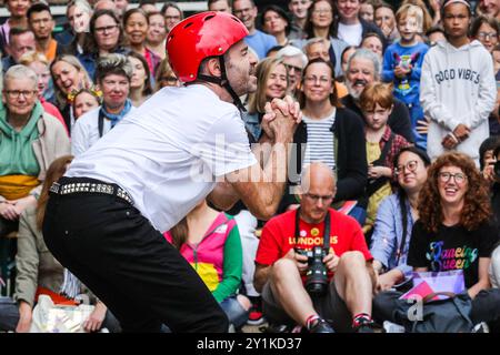 Londra, Regno Unito. 7 settembre 2024. Le Patin Libre con le loro prestazioni di pattinaggio a rotelle "Wheels and Cello" in rapido movimento. Il Dancing City Festival, di cui lo spettacolo fa parte, si è spostato da Canary Wharf e si svolge a Stratford e al Queen Elizabeth Olympic Park per la prima volta quest'anno. Fa parte del Greenwich Docklands International Festival. Crediti: Imageplotter/Alamy Live News Foto Stock