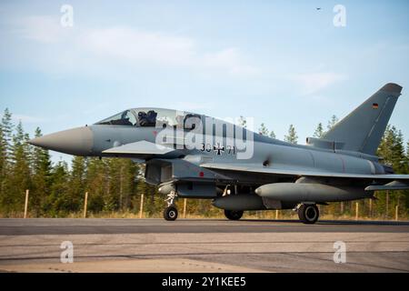 Un Eurofighter Typhoon dell'aeronautica militare tedesca partecipa all'esercitazione BAANA 2024 sulla pista di Hosio Highway, Ranua, Finlandia, 4 settembre. Foto di Tabatha Chapman Foto Stock