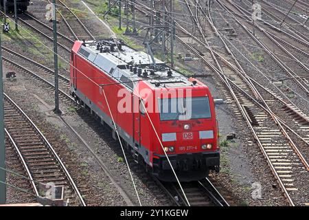 Die großen Rangierbahnhöfe Deutschlands Rangierfahrten am Rangierbahnhof im Hagener Ortsteil Vorhalle mit seinen großen Gleisanlagen ist für die Infrastruktur der Region von überregionaler Bedeutung. Uomo sieht Die Waggons, Gleise und Lokomotiven. Es gibt elfo Einfahrgleise, zwei Berggleise und 40 Richtungsgleise. Hagen Nordrhein-Westfalen Deutschland Vorhalle **** i grandi cantieri di smistamento in Germania che si snodano al cantiere di smistamento nel distretto Vorhalle di Hagen con i suoi grandi sistemi di binari è di importanza sovranregionale per le infrastrutture regionali si possono vedere carri, binari e lo Foto Stock