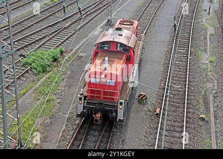 Die großen Rangierbahnhöfe Deutschlands Rangierfahrten am Rangierbahnhof im Hagener Ortsteil Vorhalle mit seinen großen Gleisanlagen ist für die Infrastruktur der Region von überregionaler Bedeutung. Uomo sieht Die Waggons, Gleise und Lokomotiven. Es gibt elfo Einfahrgleise, zwei Berggleise und 40 Richtungsgleise. Hagen Nordrhein-Westfalen Deutschland Vorhalle **** i grandi cantieri di smistamento in Germania che si snodano al cantiere di smistamento nel distretto Vorhalle di Hagen con i suoi grandi sistemi di binari è di importanza sovranregionale per le infrastrutture regionali si possono vedere carri, binari e lo Foto Stock