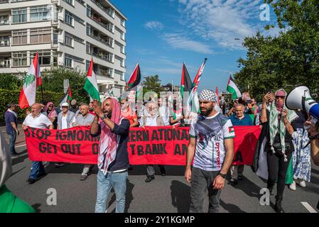 L'Aia, Olanda meridionale, Paesi Bassi. 7 settembre 2024. Quasi un anno di combattimenti, con oltre 40.000 palestinesi morti, manifestanti filo-palestinesi hanno marciato attraverso il centro dell'Aia, nei Paesi Bassi. (Credit Image: © James Petermeier/ZUMA Press Wire) SOLO PER USO EDITORIALE! Non per USO commerciale! Crediti: ZUMA Press, Inc./Alamy Live News Foto Stock