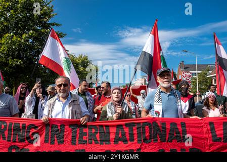 L'Aia, Olanda meridionale, Paesi Bassi. 7 settembre 2024. Quasi un anno di combattimenti, con oltre 40.000 palestinesi morti, manifestanti filo-palestinesi hanno marciato attraverso il centro dell'Aia, nei Paesi Bassi. (Credit Image: © James Petermeier/ZUMA Press Wire) SOLO PER USO EDITORIALE! Non per USO commerciale! Crediti: ZUMA Press, Inc./Alamy Live News Foto Stock