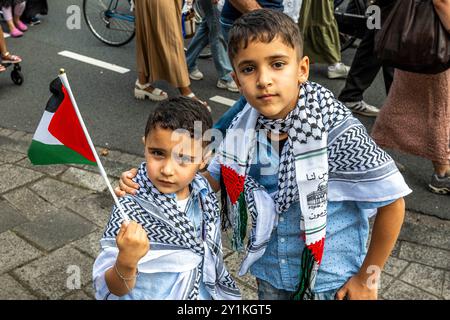 L'Aia, Olanda meridionale, Paesi Bassi. 7 settembre 2024. Due bambini dimostranti hanno una bandiera palestinese e posano per essere fotografati. Quasi un anno di combattimenti, con oltre 40.000 palestinesi morti, manifestanti filo-palestinesi hanno marciato attraverso il centro dell'Aia, nei Paesi Bassi. (Credit Image: © James Petermeier/ZUMA Press Wire) SOLO PER USO EDITORIALE! Non per USO commerciale! Crediti: ZUMA Press, Inc./Alamy Live News Foto Stock