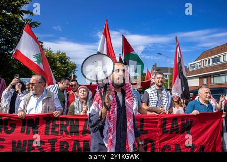 L'Aia, Olanda meridionale, Paesi Bassi. 7 settembre 2024. Quasi un anno di combattimenti, con oltre 40.000 palestinesi morti, manifestanti filo-palestinesi hanno marciato attraverso il centro dell'Aia, nei Paesi Bassi. (Credit Image: © James Petermeier/ZUMA Press Wire) SOLO PER USO EDITORIALE! Non per USO commerciale! Crediti: ZUMA Press, Inc./Alamy Live News Foto Stock