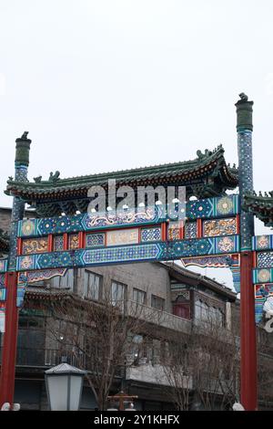 Dashilan Old Street Beijing Gate, situato in Dashilan Street a Pechino, Una vivace strada commerciale secolare fiancheggiata da negozi e piccoli ristoranti Foto Stock