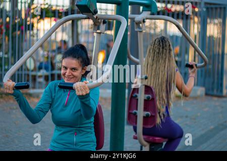 Madre e figlia si stanno allenando nella palestra esterna e hanno uno stile di vita sano e attivo esercizi divertenti e salute della forza. Foto Stock