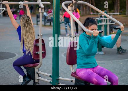 Madre e figlia si stanno allenando nella palestra esterna e hanno uno stile di vita sano e attivo esercizi divertenti e salute della forza. Foto Stock