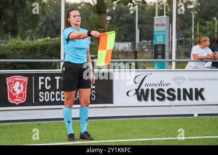 Enschede, Paesi Bassi. 7 settembre 2024. Enschede, Paesi Bassi, 7 settembre 2024: Assistente arbitro Lovisa Johansson durante la partita di calcio del primo turno della UEFA Womens Champions League tra FC Twente e Valur allo Sportpark Schreurserve di Enschede, Paesi Bassi. (Leiting Gao/SPP) credito: SPP Sport Press Photo. /Alamy Live News Foto Stock