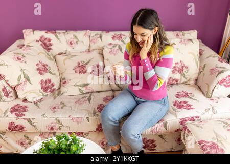 Bella ragazza adolescente guarda i risultati del test di gravidanza. Test di gravidanza positivo, aspettarsi un bambino, la futura mamma Foto Stock