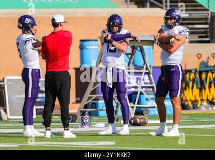 Denton, Texas, Stati Uniti. 7 settembre 2024. Stephen F. Austin il quarterback dei Lumberjacks Gavin Rutherford (13) e Stephen F. Austin il quarterback dei Lumberjacks Dalton McElyea (12) si allungano durante la partita pre-partita della NCAA Football tra la Stephen F Austin University e la University of North Texas al DATCU Stadium di Denton, Texas. Ron Lane/CSM/Alamy Live News Foto Stock