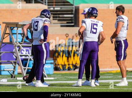 Denton, Texas, Stati Uniti. 7 settembre 2024. Stephen F. Austin il quarterback dei Lumberjacks Sam Vidlak (15 anni) e Stephen F. Austin il quarterback dei Lumberjacks Sam Vidlak (15 anni) parlano durante la partita pre-partita della NCAA Football tra la Stephen F Austin University e la University of North Texas al DATCU Stadium di Denton, Texas. Ron Lane/CSM/Alamy Live News Foto Stock