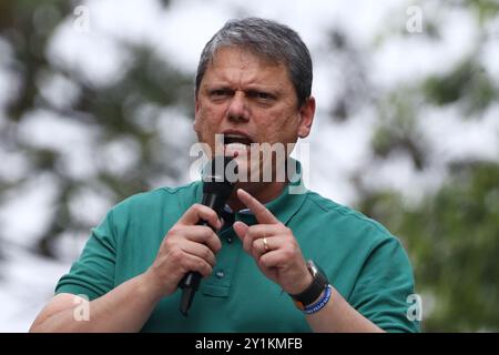 San Paolo, San Paolo. 7 settembre 2024. Governatore di São Paulo, Tarcísio de Freitas durante l'atto che chiede l'impeachment del ministro Alexandre de Moraes e l'amnistia dei prigionieri dell'8 gennaio, di fronte a Masp, su Avenida Paulista, nel centro di São Paulo, questo sabato 09/07/2024 credito: Brazil Photo Press/Alamy Live News Foto Stock