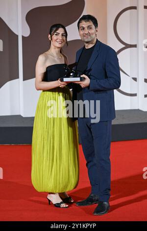 Venezia, Italia. 7 settembre 2024. Zayne Akyol e Arshia Shakiba hanno vinto il premio per il miglior cortometraggio per "chi ama il sole" durante il tappeto rosso dei vincitori della 81a Mostra Internazionale d'Arte cinematografica di Venezia, a Venezia, Italia, il 7 settembre 2024. Foto di Aurore Marechal/ABACAPRESS. COM credito: Abaca Press/Alamy Live News Foto Stock