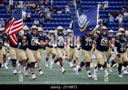 Annapolis, MD, Stati Uniti. 7 settembre 2024. Navy Midshipmen OT #67 Creedyn Foulger guida il Midshipman sul campo con la National Ensign prima di una partita di football NCAA tra la United States Naval Academy e i Temple Owls al Navy-Marine Corp Memorial Stadium di Annapolis, MD. Justin Cooper/CSM/Alamy Live News Foto Stock