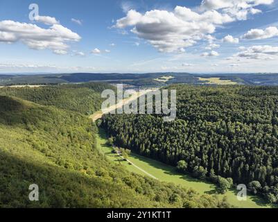 Vista aerea della valle Ursental vista da nord, una valle laterale verso il Danubio, all'orizzonte il villaggio di Nendingen, valle del Danubio, distretto Foto Stock