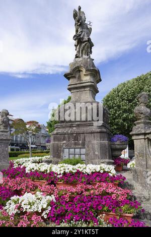 Statua del XVIII secolo di Viana che tiene in mano una caravella, simbolo della tradizione marinara della città, Viana do Castelo, Minho, Portogallo, Europa Foto Stock