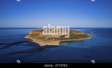 Immagine di un drone, vista aerea di una grande isola con una ripida costa rocciosa, circondata da mare cristallino, Gramvoussa, penisola di Gramvoussa, Baia dei Pirati, Balos Foto Stock