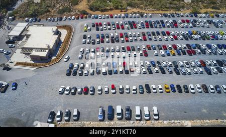 Overtourism, vista aerea di un parcheggio completo con molte auto diverse in condizioni di sole, Elafonissi, laguna, punta sud-ovest di Creta, Creta, isola greca Foto Stock