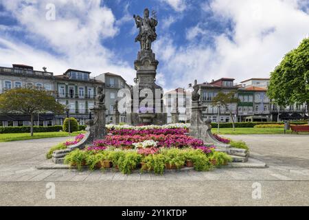 Statua del XVIII secolo di Viana che tiene in mano una caravella, simbolo della tradizione marinara della città, Viana do Castelo, Minho, Portogallo, Europa Foto Stock