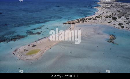 Overtourism, vista aerea di una spiaggia sabbiosa con persone nelle acque poco profonde e limpide del mare, Elafonissi, laguna, punta sud-occidentale di Creta, Creta, GR Foto Stock