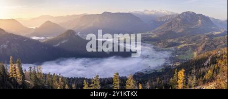 Foto panoramica. Vista dal monte Loser al lago Altaussee, Altaussee, Bad Aussee, Tressenstein, Zinken, Sarstein, montagne di Dachstein. Ciuffi di nebbia Foto Stock