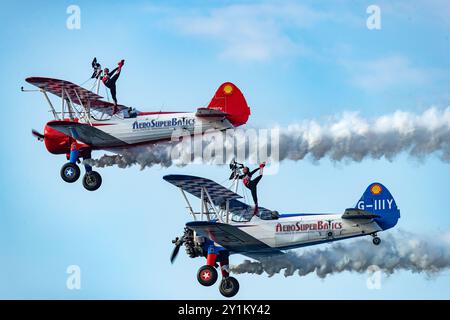 Portrush, Regno Unito. 7 settembre 2024. 07/09/2024 Portrush Portrush Airshow 2024 il Boeing Stearman Model 75 è un biplano classico originariamente utilizzato come aereo da addestramento militare. È ora famoso per essere utilizzato dagli AeroSuperbatics Wingwalkers, l'unica squadra al mondo di formazione alare. L'aeromobile, con la sua struttura robusta e le prestazioni affidabili, è ideale per le emozionanti acrobazie aeree eseguite durante le esposizioni a piedi delle ali. Queste esibizioni combinano aerobatica mozzafiato con audaci rifacimenti a piedi alati, rendendolo un punto di riferimento negli spettacoli aerei di tutto il mondo. Crediti: Bonzo/Alamy Live News Foto Stock