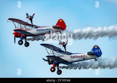 Portrush, Regno Unito. 7 settembre 2024. 07/09/2024 Portrush Portrush Airshow 2024 il Boeing Stearman Model 75 è un biplano classico originariamente utilizzato come aereo da addestramento militare. È ora famoso per essere utilizzato dagli AeroSuperbatics Wingwalkers, l'unica squadra al mondo di formazione alare. L'aeromobile, con la sua struttura robusta e le prestazioni affidabili, è ideale per le emozionanti acrobazie aeree eseguite durante le esposizioni a piedi delle ali. Queste esibizioni combinano aerobatica mozzafiato con audaci rifacimenti a piedi alati, rendendolo un punto di riferimento negli spettacoli aerei di tutto il mondo. Crediti: Bonzo/Alamy Live News Foto Stock