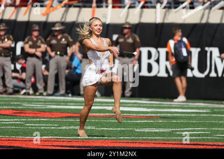 Stillwater, OK, USA. 7 settembre 2024. Una majorette dello stato dell'Oklahoma prima di una partita di football tra gli Arkansas Razorbacks e gli Oklahoma State Cowboys al Boone Pickens Stadium di Stillwater, Oklahoma. Gray Siegel/CSM/Alamy Live News Foto Stock