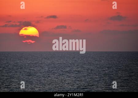 Tramonto nella penisola dello Yucatan, Messico, Mar dei Caraibi, sulla nave da crociera durante il viaggio in vacanza. Foto Stock