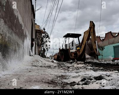 Chalco, Messico. 7 settembre 2024. Le inondazioni nel quartiere di Culturas de Mexico a Chalco continuano, ma sono diminuite drasticamente, le autorità di tutti i livelli governativi stanno attaccando queste poche inondazioni con macchinari per rimediare al più presto e prevenire nuove inondazioni. Elementi dell'Esercito messicano (SEDENA), del Segretario della Marina (SEMAR) e dei vicini distribuiscono cibo e acqua alle famiglie colpite dalle acque reflue che si sono perse nelle loro case il 7 settembre 2024 a Chalco, Stato del Messico, Messico . (Foto di Josue Perez/Sipa USA) credito: SIPA USA/Alamy Live News Foto Stock