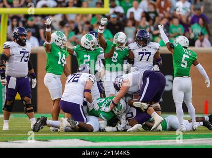 Denton, Texas, Stati Uniti. 7 settembre 2024. La safety del North Texas Mean Green Evan Jackson (2), il linebacker del North Texas Mean Green Jordan Brown (8) e il cornerback del North Texas Mean Green Ridge Texada (5) festeggiano dopo aver fermato Stephen F. Austin Lumberjacks al terzo e al corto durante il secondo quarto della partita di football NCAA tra la Stephen F Austin University e la University of North Texas al DATCU Stadium di Denton, Texas. Ron Lane/CSM (immagine di credito: © Ron Lane/Cal Sport Media). Crediti: csm/Alamy Live News Foto Stock