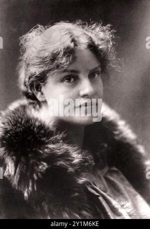 1897 c., Monaco di Baviera, GERMANIA: La celebre scrittrice, poetessa e psicoanalista tedesca LOU ANDREAS SALOME ( Andreas-Salomé , 1861 - 1937 ), amante dello scrittore e filosofo Friederich Wilhelm NIETZSCHE ( 1844 - 1900 ), amico di Rainer Maria Rilke e Sigmund Freud . Foto di ATELIER ELVIRA , Monaco di Baviera . - FILOSOFO - FILOSOFIA - FILOSOFIA - FRIEDRICH NIETZSCHE - POETESSA - POESIA - POETESSA - POETA - POESIA - POETESSA - PELLICCIA - PELLICCIA - RITRATTO - RITRATTO - FOTO STORICHE - STORIA --- ARCHIVIO GBB Foto Stock