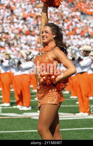 Stillwater, OK, USA. 7 settembre 2024. Un pom della Oklahoma State University durante una partita di football tra gli Arkansas Razorbacks e gli Oklahoma State Cowboys al Boone Pickens Stadium di Stillwater, Oklahoma. Gray Siegel/CSM/Alamy Live News Foto Stock