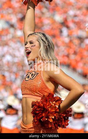 Stillwater, OK, USA. 7 settembre 2024. Un pom della Oklahoma State University durante una partita di football tra gli Arkansas Razorbacks e gli Oklahoma State Cowboys al Boone Pickens Stadium di Stillwater, Oklahoma. Gray Siegel/CSM/Alamy Live News Foto Stock