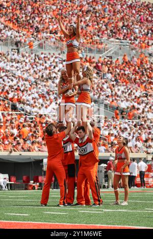 Stillwater, OK, USA. 7 settembre 2024. Cheerleader della Oklahoma State University durante una partita di football tra gli Arkansas Razorbacks e gli Oklahoma State Cowboys al Boone Pickens Stadium di Stillwater, Oklahoma. Gray Siegel/CSM/Alamy Live News Foto Stock