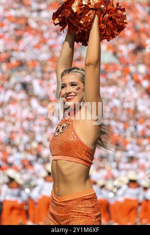 Stillwater, OK, USA. 7 settembre 2024. Un pom della Oklahoma State University durante una partita di football tra gli Arkansas Razorbacks e gli Oklahoma State Cowboys al Boone Pickens Stadium di Stillwater, Oklahoma. Gray Siegel/CSM/Alamy Live News Foto Stock