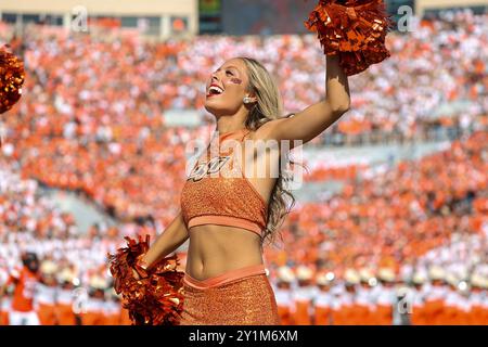 Stillwater, OK, USA. 7 settembre 2024. Un pom della Oklahoma State University durante una partita di football tra gli Arkansas Razorbacks e gli Oklahoma State Cowboys al Boone Pickens Stadium di Stillwater, Oklahoma. Gray Siegel/CSM/Alamy Live News Foto Stock