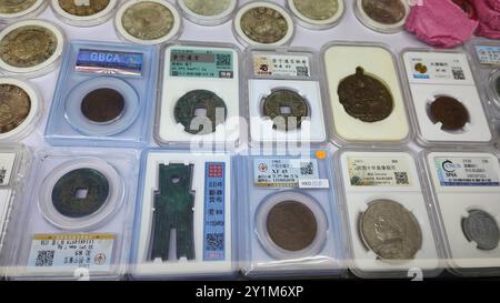 SHANGHAI, CINA - 6 SETTEMBRE 2024 - antiche monete di rame cinesi sono esposte all'International Coin Expo 2024 di Shanghai, Cina, 6 settembre 2024. Foto Stock