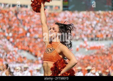 Stillwater, OK, USA. 7 settembre 2024. Un pom della Oklahoma State University durante una partita di football tra gli Arkansas Razorbacks e gli Oklahoma State Cowboys al Boone Pickens Stadium di Stillwater, Oklahoma. Gray Siegel/CSM/Alamy Live News Foto Stock