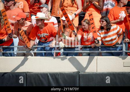 Stillwater, OK, USA. 7 settembre 2024. Gli appassionati di paddle dello stato dell'Oklahoma durante una partita di football tra gli Arkansas Razorbacks e gli Oklahoma State Cowboys al Boone Pickens Stadium di Stillwater, Oklahoma. Gray Siegel/CSM/Alamy Live News Foto Stock