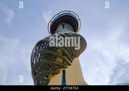 Sokcho, Corea del Sud - 28 luglio 2024: Una spettacolare prospettiva verso l'alto della Sokcho Expo Tower, che sottolinea il suo intricato design a spirale mentre arriva a me Foto Stock