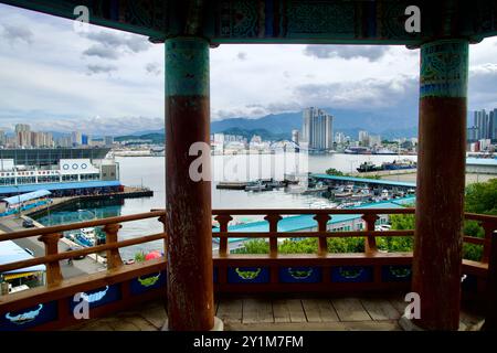 Città di Sokcho, Corea del Sud - 28 luglio 2024: Si affaccia dall'Osservatorio del Padiglione di Yeonggeum al Porto di Sokcho e al Porto di Dongmyeong, con le capriate blu Foto Stock