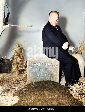 1960 c. , USA : il celebre regista ALFRED HITCHCOCK ( 1899 - 1980 ), pubblicitario ancora per l'uscita pubblicitaria di TV Serial ALFRED HITCHOCH PRESENTS ( CBS TV , 1955 - 1962 ). In ogni episodio Hitchcock apparve all'inizio come presentatore per introdurre la trama dell'episodio e poi ricomparve alla fine mettendo una lucentezza con una conclusione 'morale' in modo assurdo, macabro, divertente e totalmente surreale come nel suo stile. La foto lo ritrae in uno di questi momenti seduto su una lapide sulla quale appare la scritta "ALFRED HITCHCOCK R.I.P. ( ALMENO PER IL MOMENTO )". Non disponibile Foto Stock