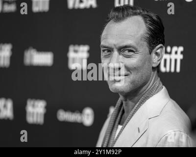 Toronto, Canada. 7 settembre 2024. Jude Law sul Red carpet al Toronto International Film Festival per la proiezione del Gala del film "Eden" ROY THOMSON HALL THEATER 7 settembre 2024 credito: Sharon Dobson/Alamy Live News Foto Stock