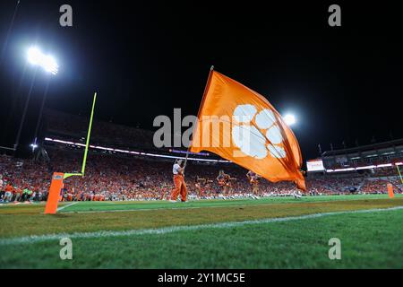 Savannah, Georgia, Stati Uniti. 7 settembre 2024. 9/7/24 - Clemson, SC - la squadra dei Clemson Tigers tifa il tifo per la folla per il quarto quarto trimestre al Memorial Stadium di Clemson, South Carolina. Zuma Press (Credit Image: © Hunter Cone/ZUMA Press Wire) SOLO PER USO EDITORIALE! Non per USO commerciale! Crediti: ZUMA Press, Inc./Alamy Live News Foto Stock