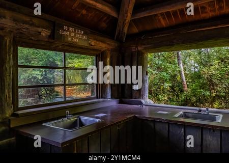 Padiglione per picnic in un parco rustico costruito dal Civilian Conservation Corps negli anni '1930 nel Twanoh State Park, Washington State, USA Foto Stock