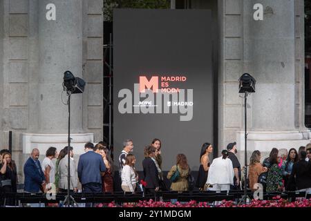 Madrid, Spagna. 7 settembre 2024. Vista panoramica della Puerta de Alcala durante la celebrazione di Madrid es Moda. Madrid es Moda ha aperto la settimana della moda di Madrid con una sfilata alla Puerta de Alcalá. La mostra è stata organizzata dal Consiglio comunale di Madrid e 50 modelli hanno mostrato i disegni di 28 designer. (Foto di David Canales/SOPA Images/Sipa USA) credito: SIPA USA/Alamy Live News Foto Stock