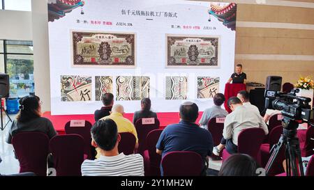 Shanghai, Cina. 8 settembre 2024. Un esperto della collezione cinese di RMB tiene conferenze all'International Numismatics Expo 2024 di Shanghai, Cina, il 6 settembre 2024. (Foto di Costfoto/NurPhoto) credito: NurPhoto SRL/Alamy Live News Foto Stock